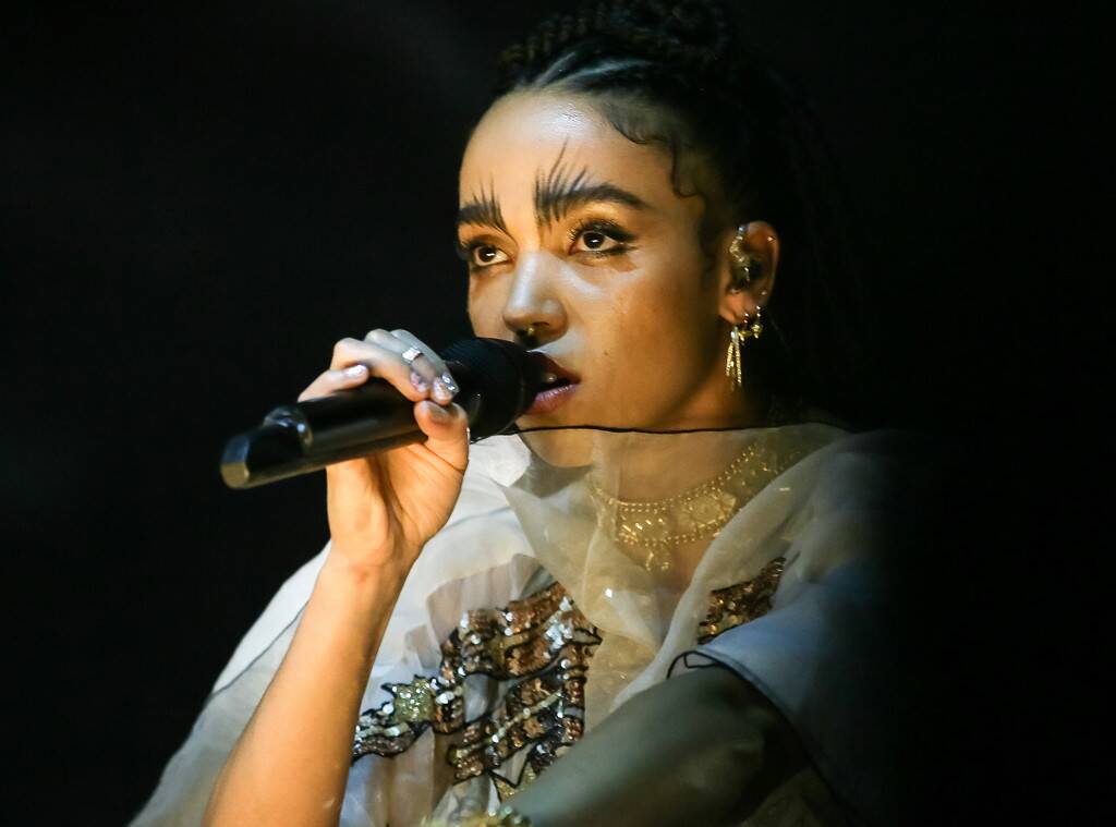 From Twiglet to Twigs: The best of FKA Twigs' beauty evolution (фото 7)