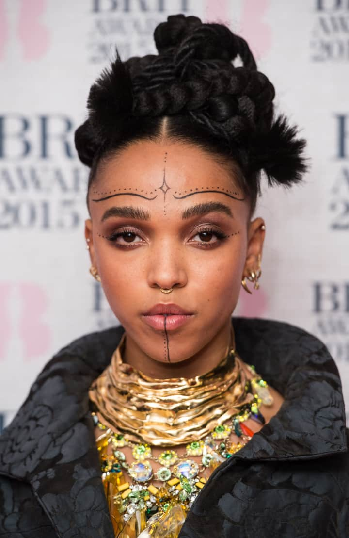 From Twiglet to Twigs: The best of FKA Twigs' beauty evolution (фото 6)