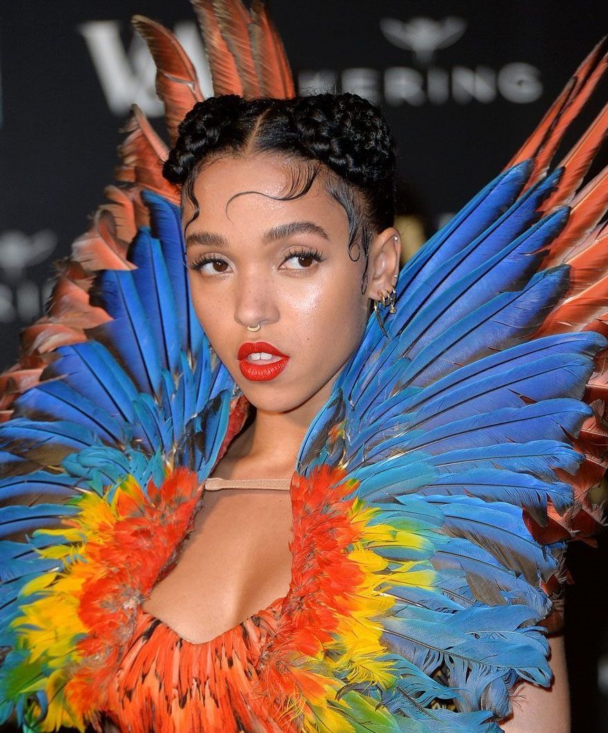 From Twiglet to Twigs: The best of FKA Twigs' beauty evolution (фото 5)