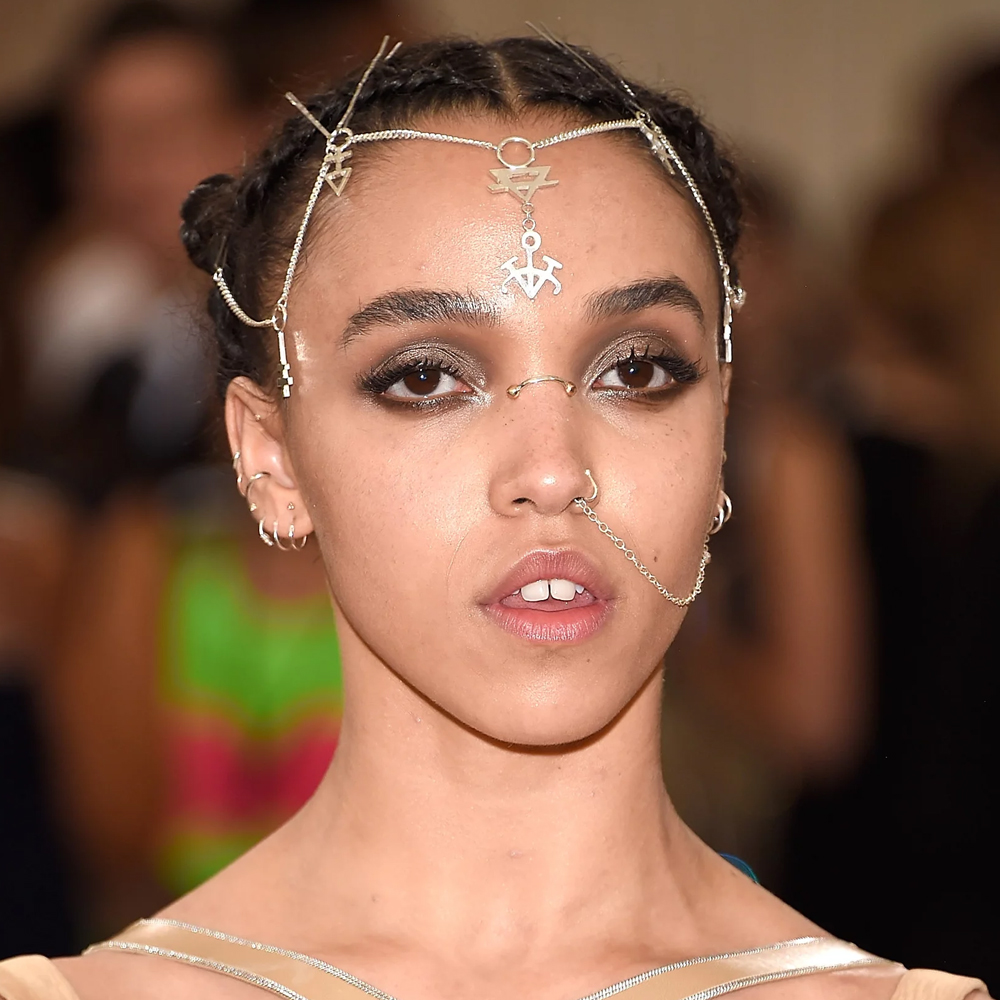 From Twiglet to Twigs: The best of FKA Twigs' beauty evolution (фото 8)