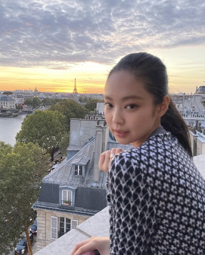 Style ID: Every outfit Blackpink wore in Paris, from their front-row fashion to street style 'fits (фото 43)