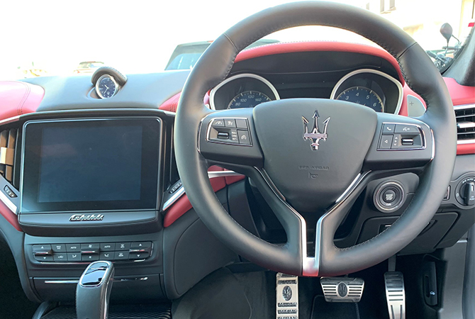 Maserati Ghibli S steering wheel